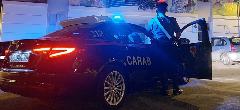 Prima la colpisce poi la chiude a chiave in una stanza: una 16enne lancia l'allarme dal balcone in Val di Non
